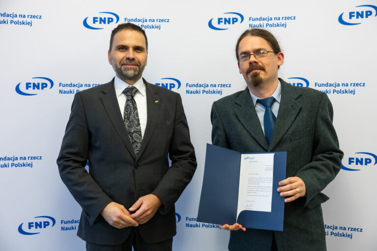 dr. hab. Marcin Kuźniak oraz prof. Krzysztof Pyrć, prezes Zarządu Fundacji na rzecz Nauki Polskiej (FNP) | fot. Nel Gwiazdowska (arch. FNP)