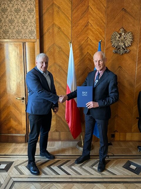 Marek Konarzewski, President of the PAS (left) and Prof. Leszek Roszkowski, Director of Astrocent (right)